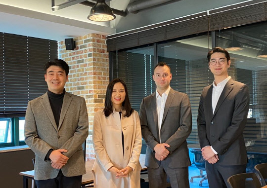 왼쪽부터 이슬기 소장, 정공주 수석실장, Kiattipoom Kiatkawsin 연구위원, Ian Sutherland 연구위원.